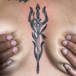 Trident on the sternum 