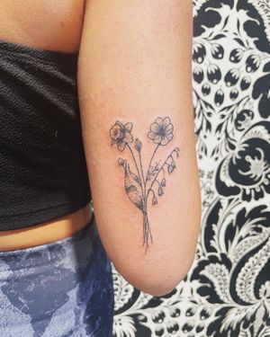 Bouquet 💐 lily of the valley, cosmos and daffodil 🌼 .Thank you for the trust Jessica!.#tattoo #tattooideas #tattoos #bouquet #bouquettattoo #floraltattoo #flowertattoo #flowers #lilyofthevalley #cosmosflower #daffodils #local #localartist #tattooartist #localtattooartist #femaleartist #femaletattooartist #femaleentrepreneur #localbusiness #smallbusiness #toronto #torontolife #torontoartist #torontotattooartist #southsideink #art