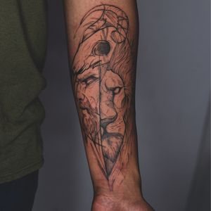 Tattoo não autoral, Leão e caçador 