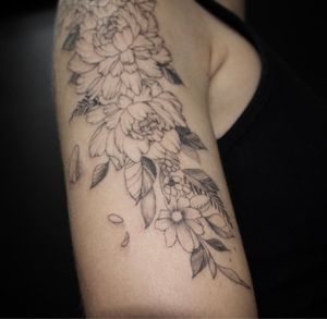 Instagram: yuzu_tattoos.#yuzutatoo#singlelinework#finelinetattoo#flowertattoo#hongdaetattoo#홍대타투#합정타투#망원타투#blackwork