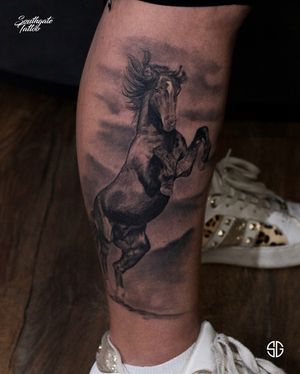 Realistic piece by our resident @roudolf.dimov.tattoos Books/Info: 👉🏻@southgatetattoo •••#horsetattoo #horse #realistictattoo #southgatetattoo #sgtattoo #sg #londontattoostudio #londontattoo #southgate #enfield #northlondontattoo 