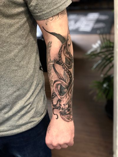 This awesome #octopus half sleeve in progress by @garethdoyetattoos on Josh is 🔥•Walk In availability or if you would like to book email info@kakluckytattoos.com or send us a DM✨•@creamtattoosupplyza @flashinktattoocare @tattooinc.co.za @linkedinktattoos @south_african_tattoo_society •#capetown #kakluckytattoos #tattoos #tattoo #art #artistsoninstagram #bnginksociety #capetowntattoo #kaapstad 