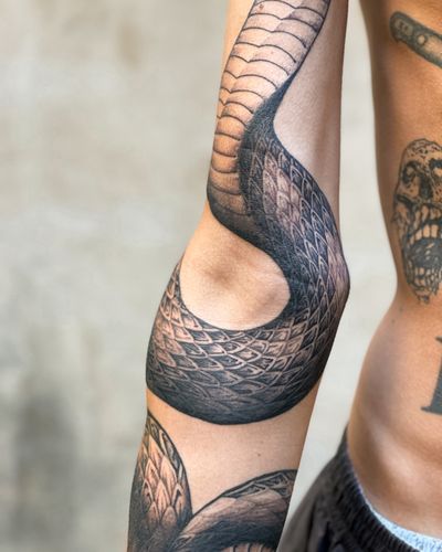 A close up of a full sleeve snake Im working on at the moment. Big snakes is a favorite of mine, I’ll spend hours to make it fit your body! . 