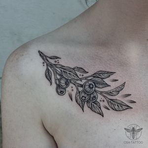 Some berries composition under a collarbone. I'd love to do more floral designs in this style 🖤 Prague booking open! 