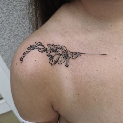 Kwiat frezji 💐 #tattoo #tatts #tatuaż #tatuaże #inkedgirls #ink #inked #flower #flowers #girlswithtattoos 