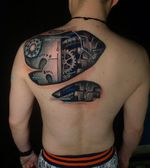 Cover up Done with @kurosumitattooink @kurosumitattooinkchina 遮盖，根据人体骨骼做的机械设计，面板应对肩胛骨，管子应对后肋骨机械脊椎正对应人体脊椎位置，脚印代表了顾客的孩子。#tattooideas #tattoodesign #cyberpunk #cybertattoo #cyberpunktattoo #machinetattoo #3dtattoo #chongqing #beijing #shanghai