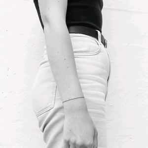 #lineart #linedrawing #minimalism #fineart #contemporaryart #fineline #finelinerart #tattoosketch #oneline #tattooidea #line #linetattoo #2ndskin #abstract #abstracttattoo #abstractart #armband #armbandtattoo #bracelettattoo
