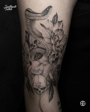 Custom blackwork project by our resident @o.s.c.r.tttst Books/Info: 👉🏻@southgatetattoo • • • #southgatetattoo #sgtattoo #sg #snaketattoo #skullstattoo #floraltattoo #blackworktattoo #customtattoo #southgate #enfield #londontattoo #londontattoostudio #london #uk #ink #tattoo 