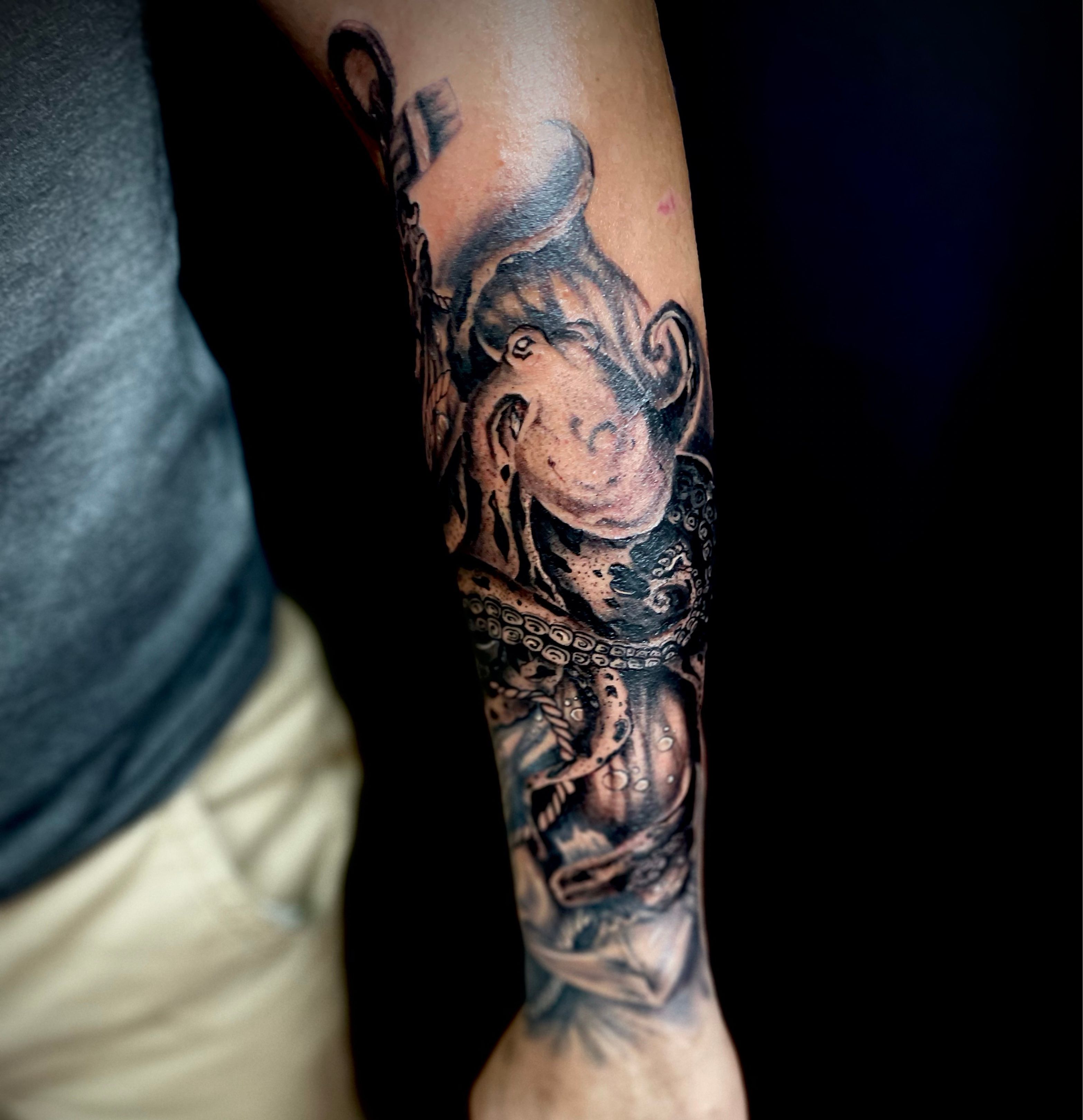 Tattoo uploaded by @mars__tattoos • #blackandgrey #octopus #underwater •  Tattoodo