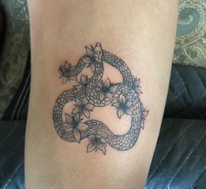 Illustrative snake with flowers above the kneeInstagram: @the.funk