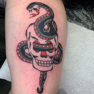 🔴 Snake and skull done at Skincraft tattoo and piercing 🇬🇧 #nottinghamtattoo #nottingham #traditionaltattoo #classictattoo #oldschooltattoo 