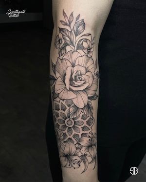 Custom floral blackwork project by our resident @nsmactattoos Book one for yourself: 👉🏻@southgatetattoo •••#floraltattoo #southgatetattoo #sgtattoo #sg #londontattoo #londontattoostudio #blackworktattoo #customtattoo #mandala #mandalatattoo #southgate #enfield #palmersgreen #dotwork #flowers #ink #tattoos 
