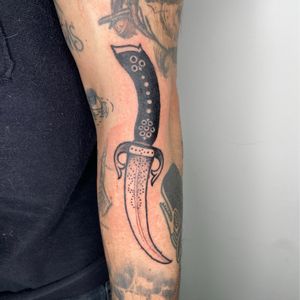 Encaixe de adaga no AleMuito obrigada por mais essa amigo! 🗡#dagger #daggertattoo #adaga #adagatattoo #espada #espadatattoo #sword #swordtattoo #filler #fillertattoo #blackwork #arabsword #tattoo #armtattoo #blacktattoo