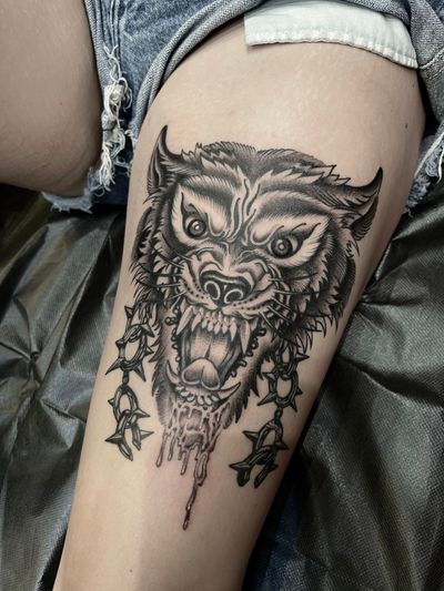 Black and grey neo traditional wolf head tattoo by Nate Fierro @natefierro #traditional #neotraditionaltattoo #traditionaltattoo #illustrativetattoo #thightattoo #blackandgrey #blackandgreytattoo #wolf #wolfhead