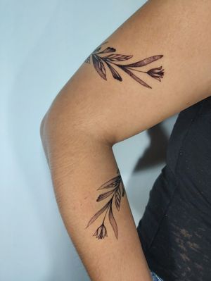 Mix of leafs and flower around the arm.