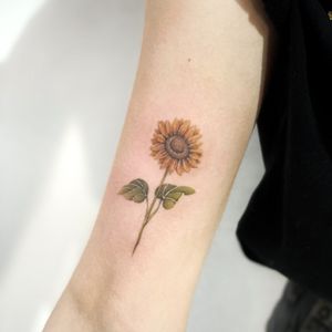 Sunflower 🌻 #tattoo #sunflower #flower #flowettattoo #floraltattoo #sunflowertattoo