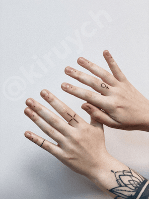 Geometric lines on fingers 
