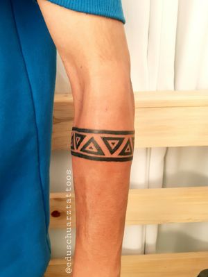 Bracelete.. #tattoo #tatuagem #tattooart #tattooed #tattoostyle #tattoobrasil #tattooworkers #estattoos #eduschuarztattoos #tattoolife #blackwork #tattooidea #tattooist #semfiltro #tatuagemsombreada #tatuados #guarapuava_pr #braceletetattoo #tatuadorguarapuava #tatuadorcantagalo #tatuadorturvo #tatuadorpinhao #tatuadorprudentopolis #estudiotatuagemguarapuava