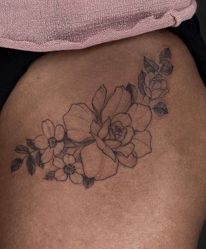 The bouquet with roses  and cherry blossom 🤍#roses #cherryblossom #flowertattoo #cherryblossomtattoo #rosestattoo #floraltattoo #miamitattooartist #nyctattooartist 