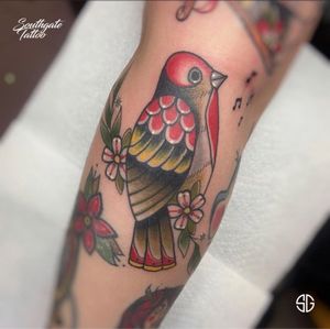 traditional gap filler, part of the ongoing full sleeve by our resident @nicole__tattoo Bookings/info: 👉🏻@southgatetattoo •••#fantattoo #birdtattoo #southgatetattoo #gapfillertattoo #customtattoo #traditionaltattoo #londontattoo #londontattoostudio #london #southgate #enfield #ink #tattoos #tatts 