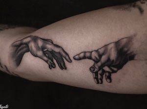 • The Creation of Adam • realistic piece by our resident @roudolf.dimov.tattoos Bookings/info: 👉🏻@southgatetattoo •••#thecreationofadam #realistictattoo #southgatetattoo #sgtattoo #sg #londontattoostudio #londontattoo #londontattooartist #northlondon #art #ink #tattoos 