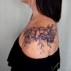 Floral shoulder cascade with roses, buds and leaves by Andreanna Iakovidis#roseshouldertattoo #claviclerosetattoo #floralsandleaves #rosetattoosforwomen #womenwithrosetattoos #womenwithshouldertattoos