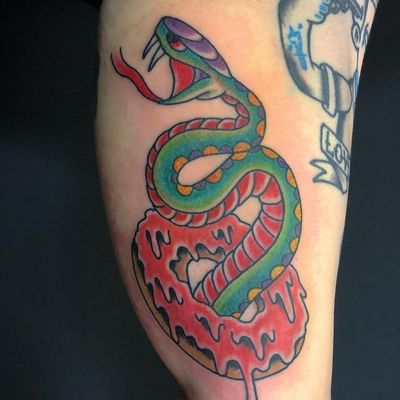 Snake and a donut #traditionaltattoos #colortattoo #snaketattoo #traditional #donuttattoo #legtattoo 