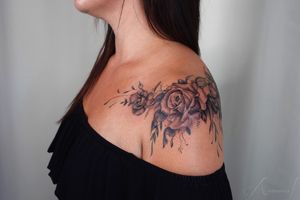 Floral shoulder cascade with roses, buds and leaves by Andreanna Iakovidis#roseshouldertattoo #claviclerosetattoo #floralsandleaves #rosetattoosforwomen #womenwithrosetattoos #womenwithshouldertattoos