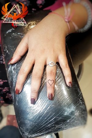  #fingertattoos #ringfingertattoo #smalltattoo #forgirl #heart #littleheart #tattoo #design #tinytattoo #minimaltattoo #finger #ink #inkedgirls #art #artist #best #lining #qoutes #girltattoos #tattooed #tattooforgirls #beautifultattoos #tattooedgirls