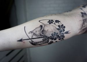 𝙄𝙂: 𝙣𝙖𝙩𝙚_𝙩𝙝𝙖𝙞𝙡𝙖𝙣𝙙 🌿 Blackwork monkey skull with black flowers and arrow by a tattoo artist in Chiang Mai, Thailand