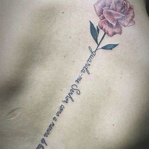 Tatuagem feminina floral fineline