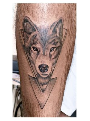 Lobo + Geometria (aplicado em pele negra)