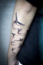 𝙄𝙂: 𝙣𝙖𝙩𝙚_𝙩𝙝𝙖𝙞𝙡𝙖𝙣𝙙 🌿 Blackwork bird tattoo with flow by a blackwork tattoo artist in Chiang Mai, Thailand 