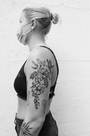 🌸...#swisstattooartist #swisstattoo #switzerlandtattoos #floraltattoo #flowertattoo #finelinetattoo #tattoo #botanicaltattoo #blackandgreytattoo 