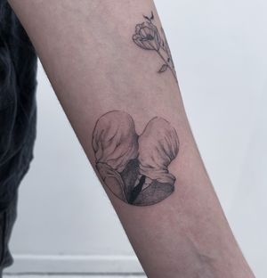 Representação do quadro “Os Amantes” de René Magritte#finelinetattoo #dotwork #thelovers #tattooed #armtattoo #inked