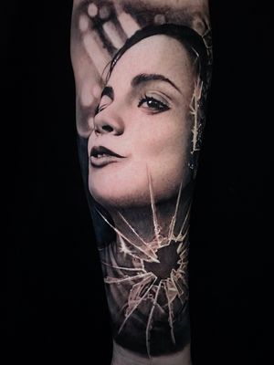 Custom Alice braga portrait———————————————————— #dariotattooarte #dariotattoo #forearmtattoo #actress #portrait #bng #sydney #graywash #skull #fkirons #skinartist #blackandgrey #details #tattooist #inkedmag #tattoosydney #totaltattoo #bnginksociety #inked #inksav #tattoorealistic #photorealism #tattoogirl #womantattoo #alicebraga