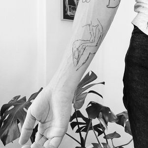 #linework #drawing #figure #arte #artwork #tattooideas #lineworktattoo #minimaltattoo #linework #boldlines #blackboldsociety #blxckink #oldlines #tattoosandflash #darkartists #topclasstattooing #inked #inkedguy #inkedup #minimal #minimalism #stattoo #smalltattoo