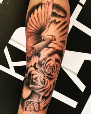 #tattoed #tattooaddict #tattooartist #tattoo #blackandgrey #greywash #custom #customdesign #customtattoo #realistic #realistictattoo #rosetattoo #greywash #dovetattoo 