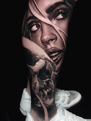 Custom skull and woman portrait————————————————————
#dariotattooarte #dariotattoo #legtattoo #womanportrait #bng #sydney  #graywash  #skull #fkirons #skinartist #blackandgrey #details #tattooist  #inkedmag #tattoosydney #totaltattoo #bnginksociety #inked #inksav #tattoorealistic #photorealism #tattoogirl #womantattoo #skull