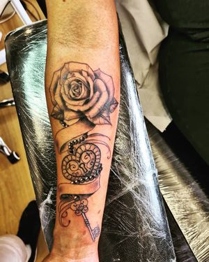 #tattoed #tattooaddict #tattooartist #tattoo #blackandgrey #greywash #custom #realistic #realistictattoo #rosetattoo #heart #lockandkey