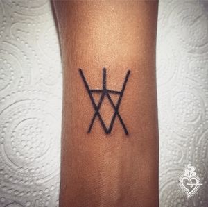 How many triangles? Mañana bonita, primeros tattoos tan anhelados, gracias 🙏🏼 #boldlinetattoo #blackdinamicink #tatuajesconamor #barcelonatattooartist #barcelonatatuajes #blackworktattoo 