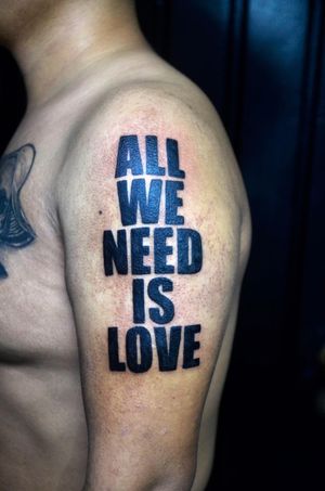 #allweneedislove #tattooquote #tatuagemfrase #thiagopadovani 