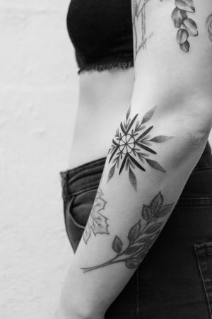 ❄️#tattoo #geometrictattoo #geometric #dotworker #dotworktattoo #smalltattoos #punkte #dots #zürich #stgallen #bern #frauenfeld #schaffhausen #bülach #bodensee #basel #luzern #chur #graubünden