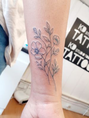 #tattoed #tattooaddict #tattooartist #tattoo #fineline #3rl #3rltattoo #finelinetattoo #flowers #flowerstattoo 