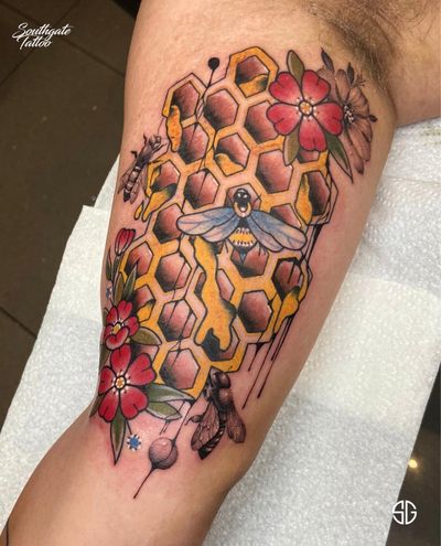 • Honeycomb • collaboration project by our residents traditional artist @nicole__tattoo and blackworker @o.s.c.r.tttst for a cool chap @ieuanburrows 👊🏼‼️Both of the artists attending The great London Tattoo Show this October the 23rd-24th @ Alexandra Palace ‼️ We would love to do more of similar collaboration projects! For bookings and information contact us: 👉🏻@southgatetattoo •••#honeycomb #southgatetattoo #sgtattoo #sg #honeycombtattoo #customtattoo #collaborationtattoo #traditionaltattoo #blackworktattoo #colourtattoo #oldschooltattoo #blackwork #londontattoostudio #londontattooconvention #london #northlondon #southgate #enfield 