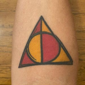 The Deathly Hallows (Harry Potter) in Gryffindor’s Red & Yellow 