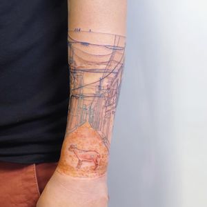 Wraps around the arm to work with an existing scar <3