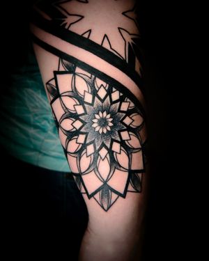 #geometric #mandala #geometry #mandalas #dotwork #blackwork #blackink #ink #lines #symetry #black #contrast #warsaw #poland 