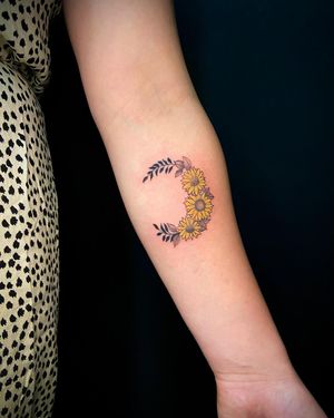 Delicate sunflower moon. 