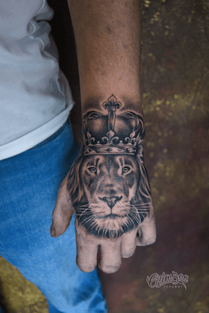 Lion done by @tattoo__dr during guest spot with us! Looking forward to welcome artist back in 2022 🇬🇧Studio based in SW LondonBookings available in 2021, just enquire!www.crimsontalestattoo.co.ukYou can use WhatsApp chat to contact us quicker#uktattoo #tootingtattoo #londontattoostudio #tattoolondon #dailytattoos #tattoosformen #liontattoos #blackandgreytattoos #realistictattoos #handtattoos #liontattoo #realistictattoo #tattoolife #tattooed #tattoo #tattoodesign #tattooideas #inkaddict #татулондон #нашлондон #русскийлондон